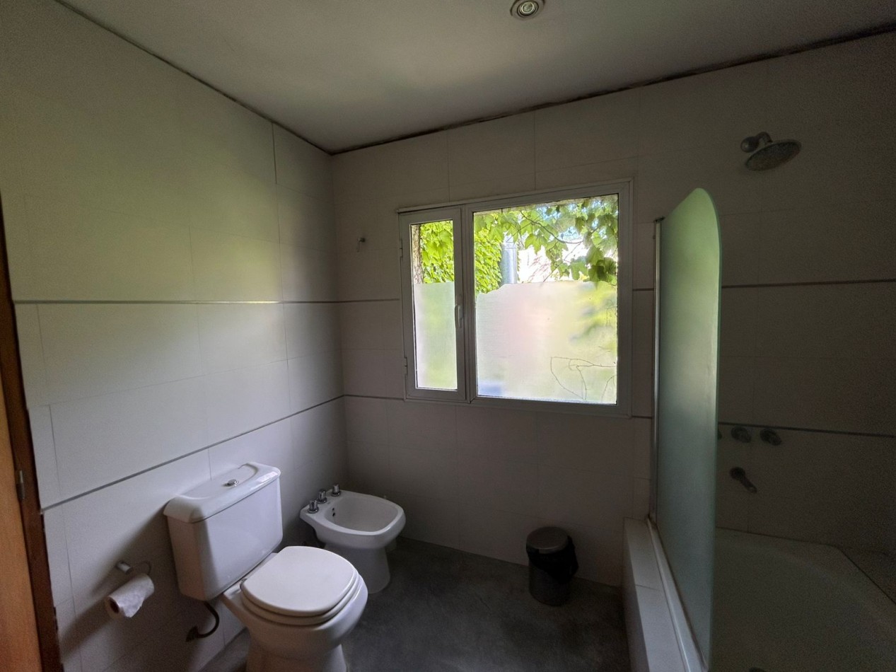 CASA EN PH 4 AMBIENTES CON ESCRITORIO, QUINCHO Y PARQUE. APTO CREDITO