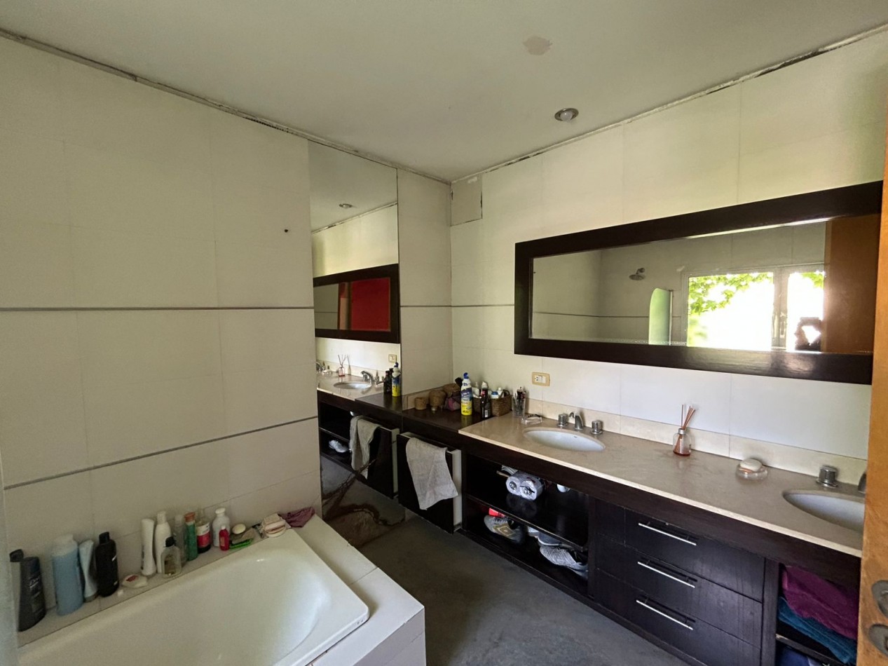 CASA EN PH 4 AMBIENTES CON ESCRITORIO, QUINCHO Y PARQUE. APTO CREDITO