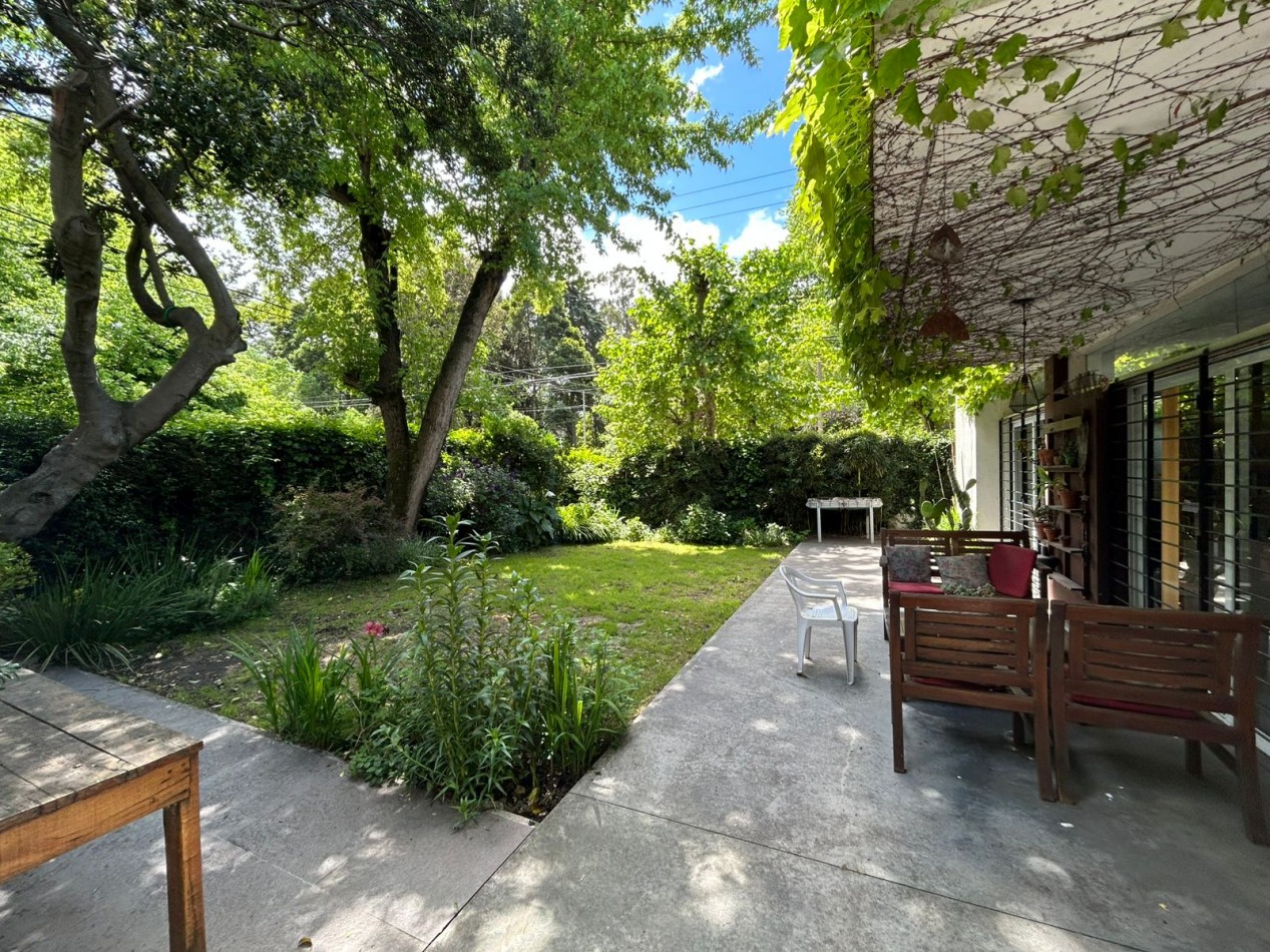 CASA EN PH 4 AMBIENTES CON ESCRITORIO, QUINCHO Y PARQUE. APTO CREDITO