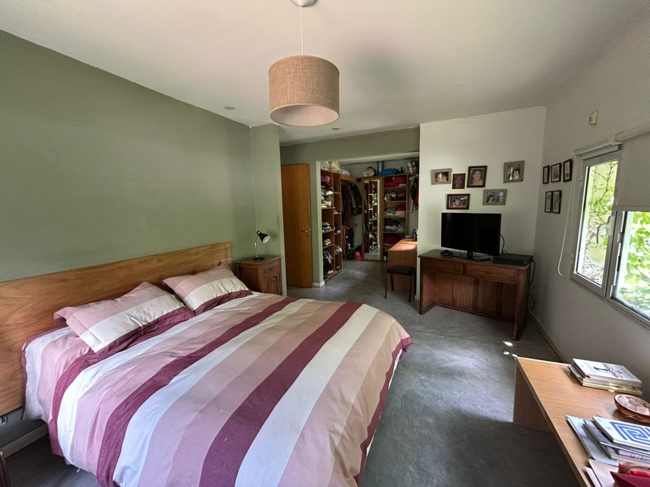 CASA EN PH 4 AMBIENTES CON ESCRITORIO, QUINCHO Y PARQUE. APTO CREDITO