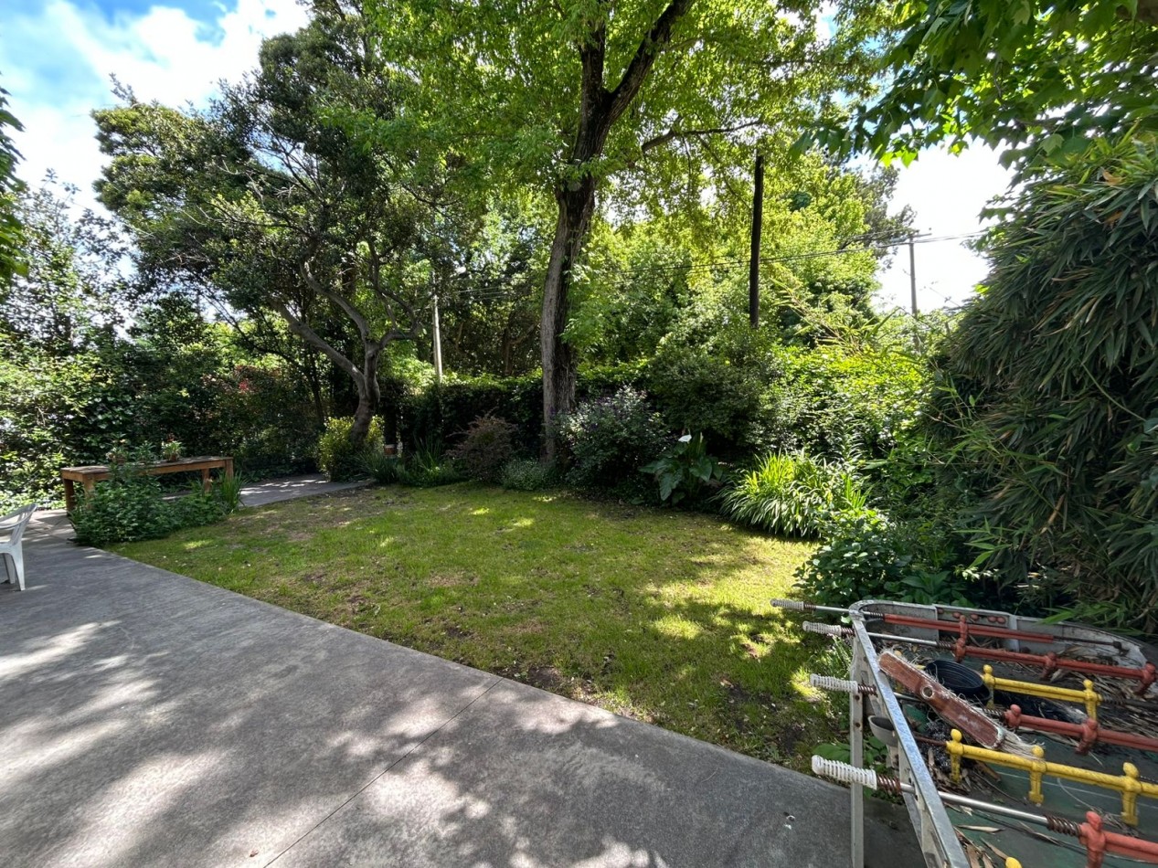 CASA EN PH 4 AMBIENTES CON ESCRITORIO, QUINCHO Y PARQUE. APTO CREDITO