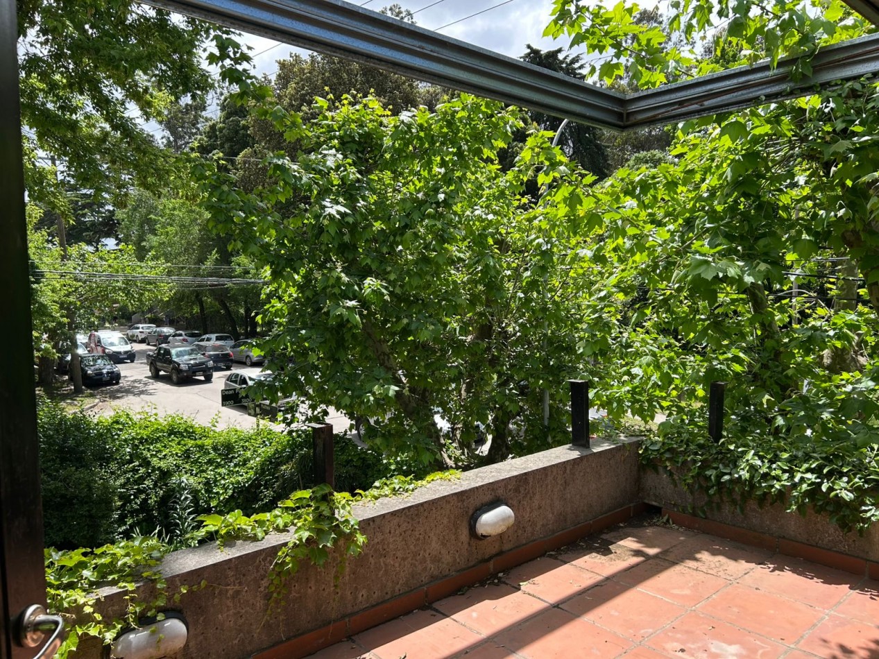 CASA EN PH 4 AMBIENTES CON ESCRITORIO, QUINCHO Y PARQUE. APTO CREDITO