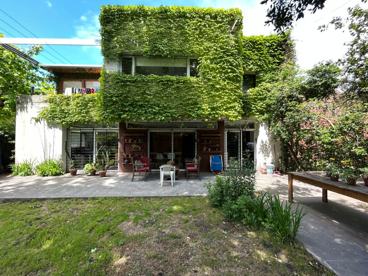 CASA EN PH 4 AMBIENTES CON ESCRITORIO, QUINCHO Y PARQUE. APTO CREDITO