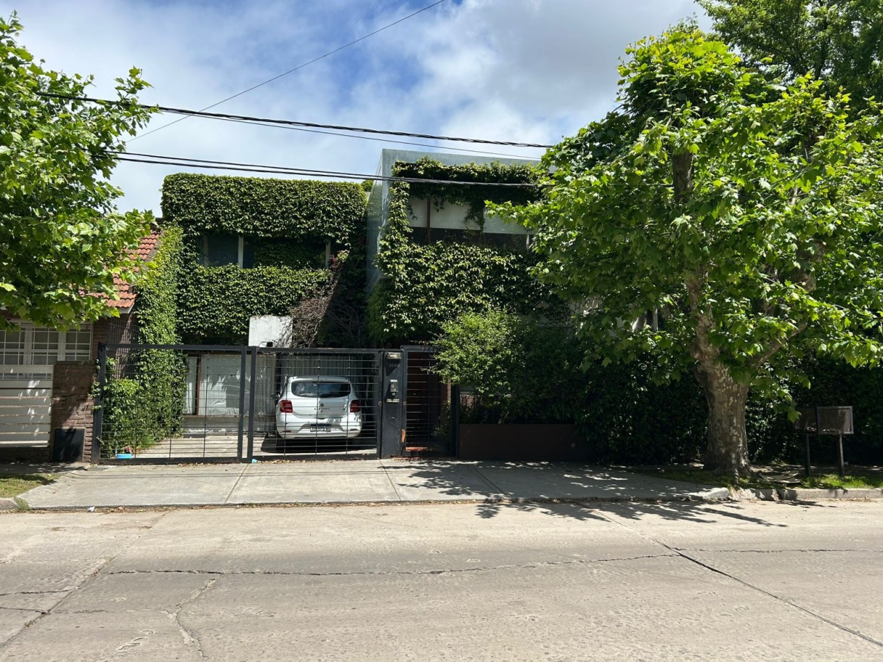 CASA EN PH 4 AMBIENTES CON ESCRITORIO, QUINCHO Y PARQUE. APTO CREDITO