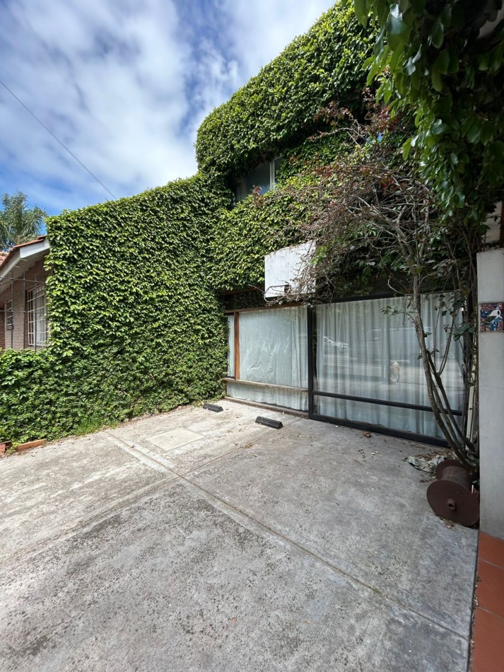 CASA EN PH 4 AMBIENTES CON ESCRITORIO, QUINCHO Y PARQUE. APTO CREDITO