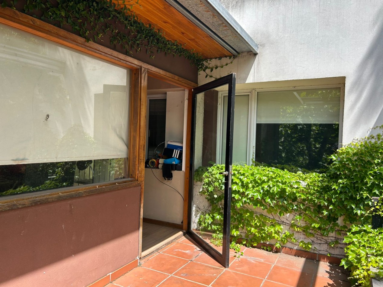 CASA EN PH 4 AMBIENTES CON ESCRITORIO, QUINCHO Y PARQUE. APTO CREDITO