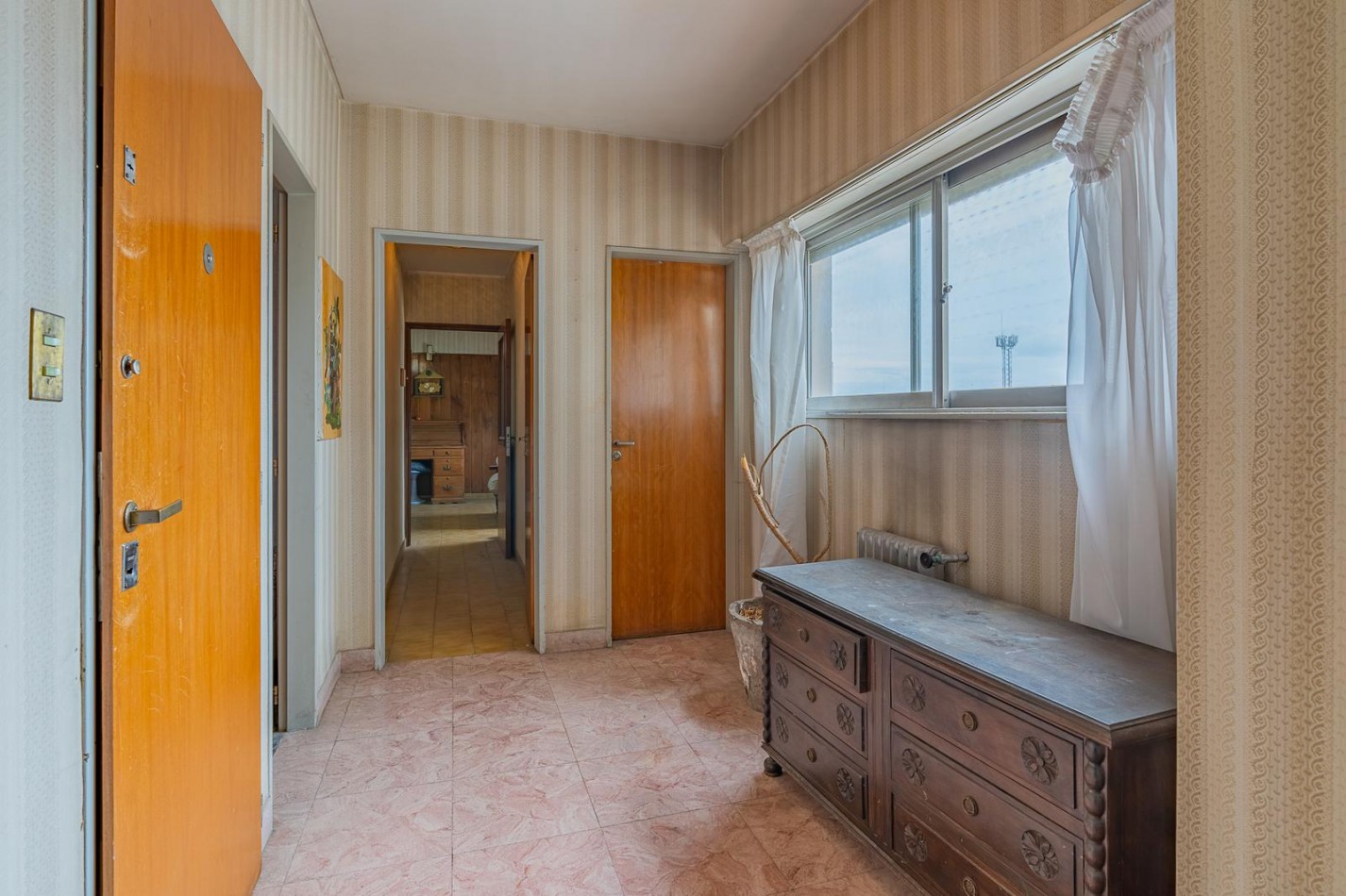 PISO 4 AMBIENTES CON DEPENDENCIA A LA CALLE. 