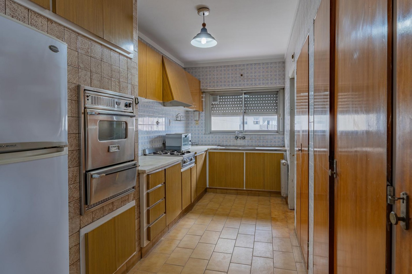 PISO 4 AMBIENTES CON DEPENDENCIA A LA CALLE. 