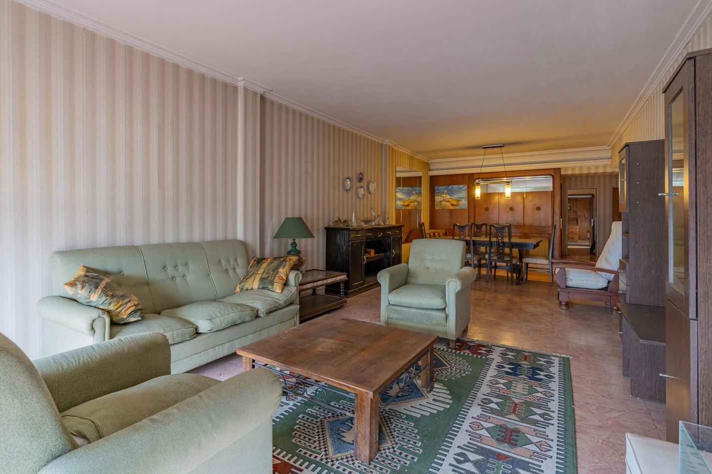 PISO 4 AMBIENTES CON DEPENDENCIA A LA CALLE. 