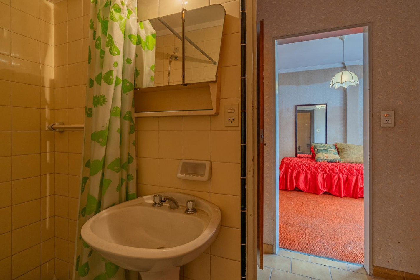 PISO 4 AMBIENTES CON DEPENDENCIA A LA CALLE. 