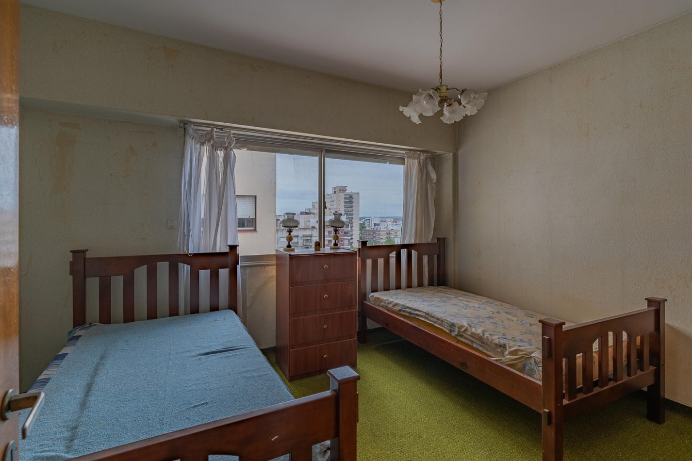 PISO 4 AMBIENTES CON DEPENDENCIA A LA CALLE. 