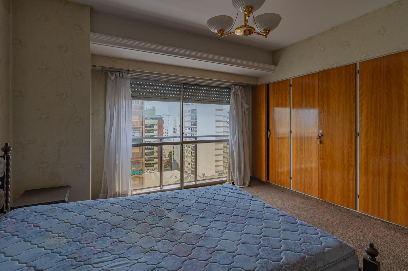 PISO 4 AMBIENTES CON DEPENDENCIA A LA CALLE. 