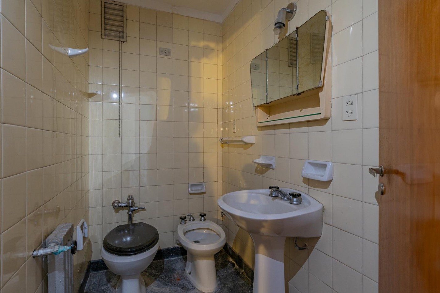 PISO 4 AMBIENTES CON DEPENDENCIA A LA CALLE. 