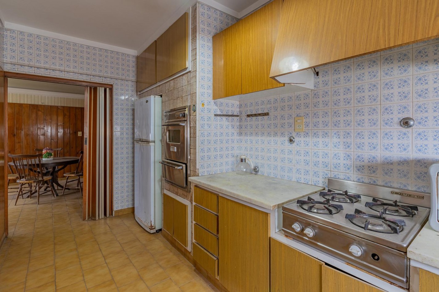 PISO 4 AMBIENTES CON DEPENDENCIA A LA CALLE. 