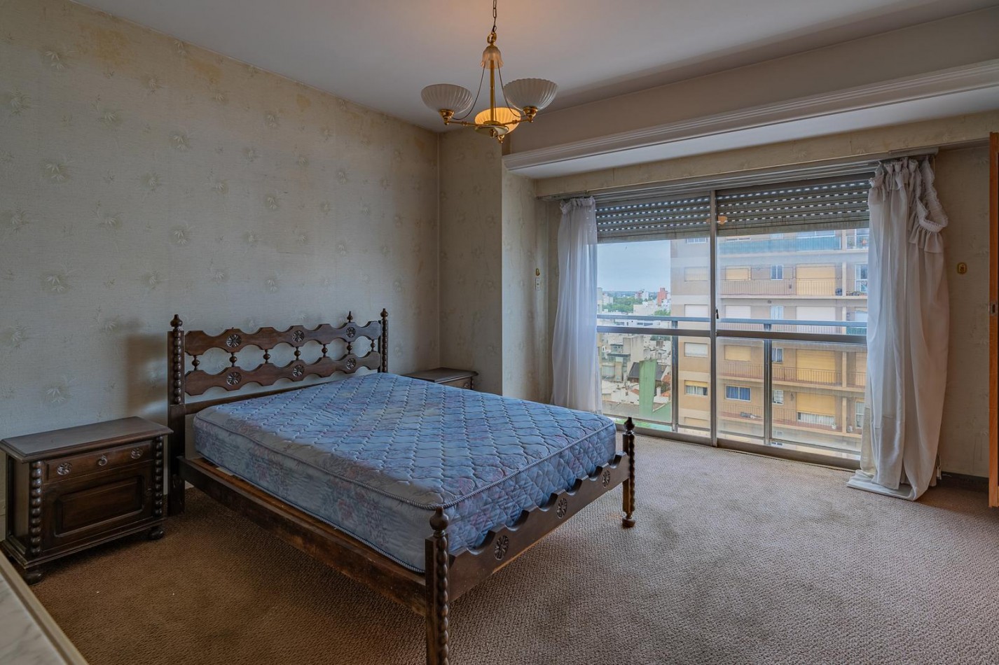 PISO 4 AMBIENTES CON DEPENDENCIA A LA CALLE. 