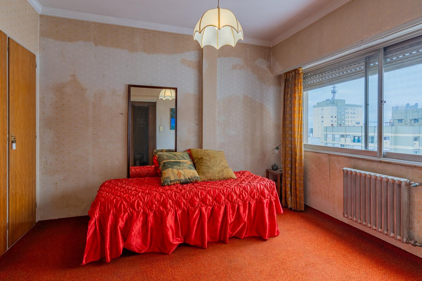 PISO 4 AMBIENTES CON DEPENDENCIA A LA CALLE. 