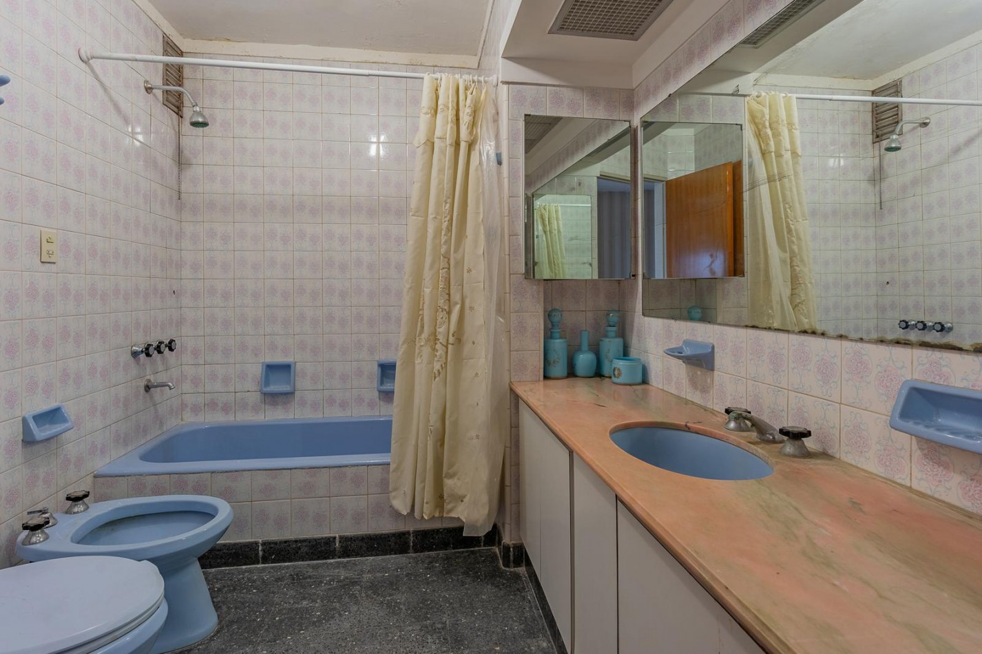 PISO 4 AMBIENTES CON DEPENDENCIA A LA CALLE. 