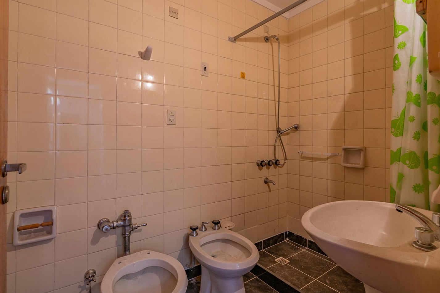 PISO 4 AMBIENTES CON DEPENDENCIA A LA CALLE. 