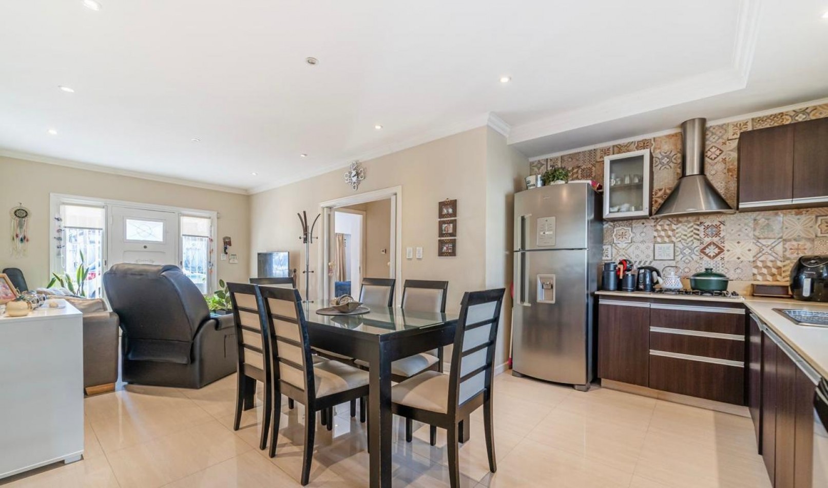 CASA 3 AMBIENTES TOTALMENTE RECICLADA. BARRIO 9 DE JULIO