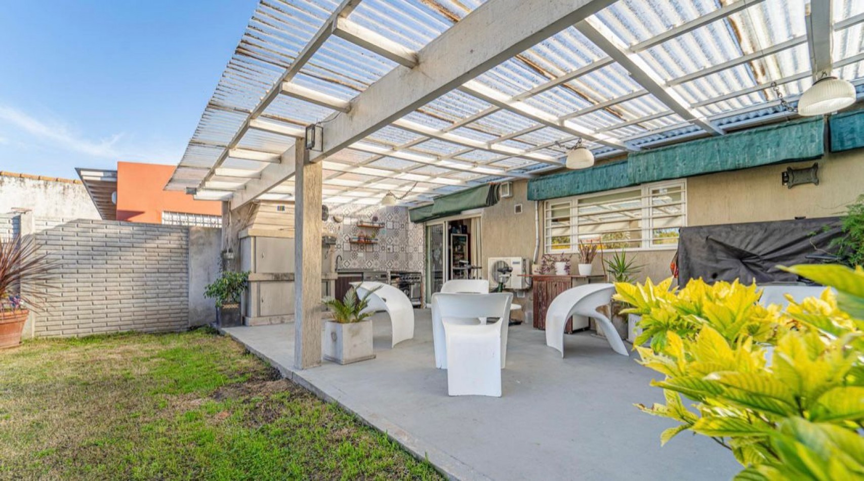 CASA 3 AMBIENTES TOTALMENTE RECICLADA. BARRIO 9 DE JULIO