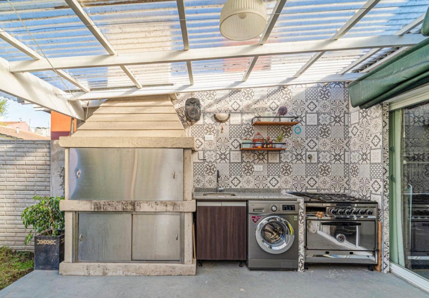 CASA 3 AMBIENTES TOTALMENTE RECICLADA. BARRIO 9 DE JULIO