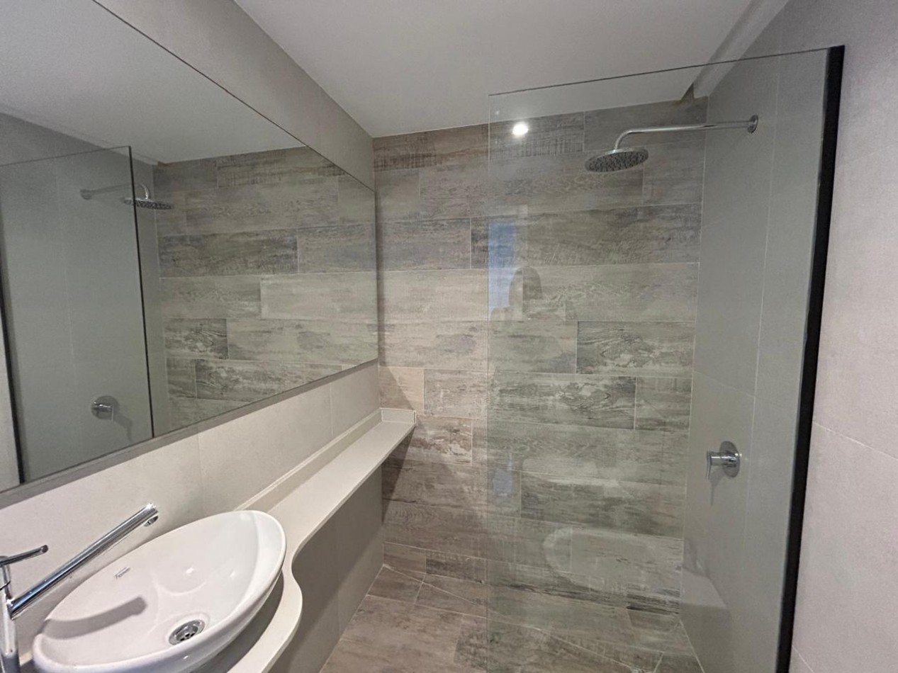 DEPARTAMENTO SEMIPISO A ESTRENAR 2 AMBIENTES CON COCHERA Y BAULERA. 