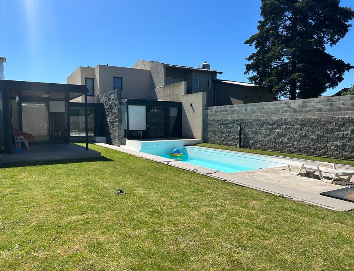 CASA DE 4 AMBIENTES MODERNA CON PILETA Y GARAGE DOBLE.