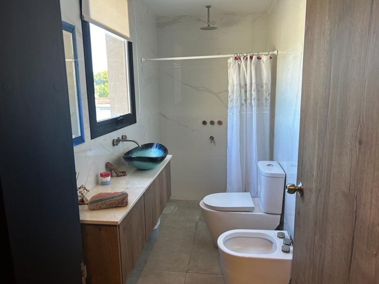 CASA DE 4 AMBIENTES MODERNA CON PILETA Y GARAGE DOBLE.