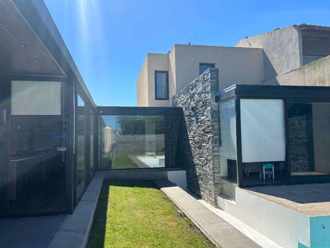 CASA DE 4 AMBIENTES MODERNA CON PILETA Y GARAGE DOBLE.