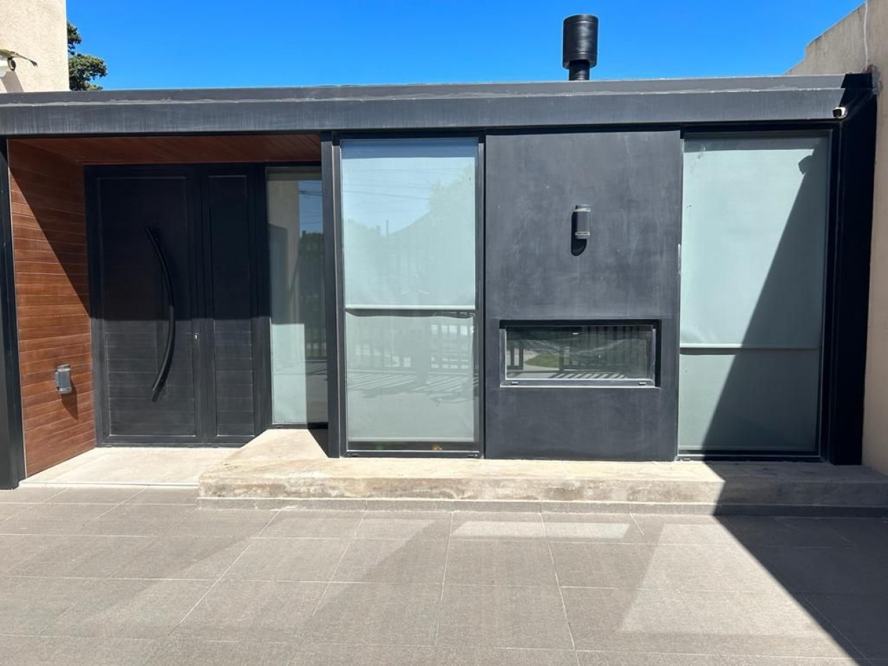 CASA DE 4 AMBIENTES MODERNA CON PILETA Y GARAGE DOBLE.