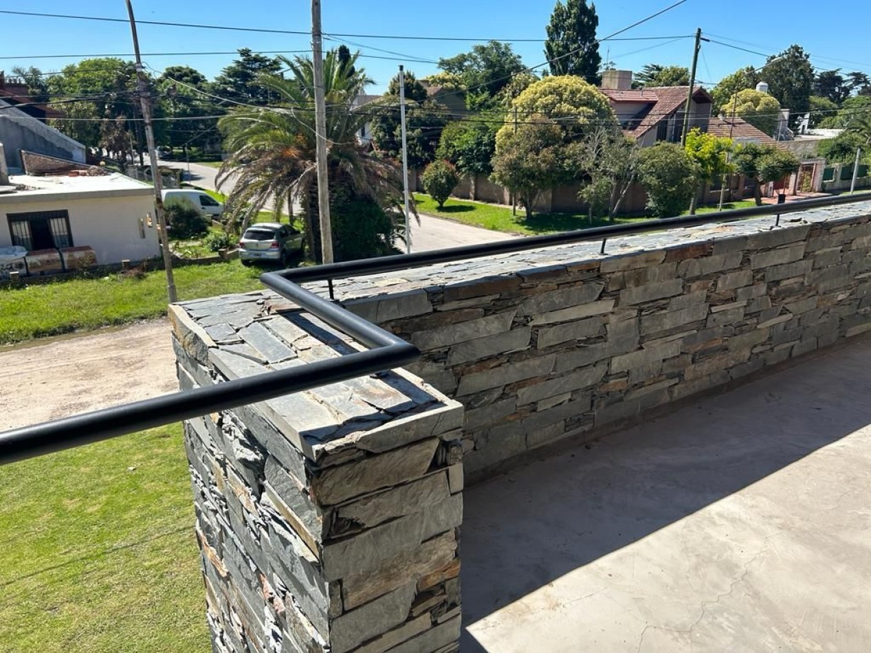 CASA DE 4 AMBIENTES MODERNA CON PILETA Y GARAGE DOBLE.