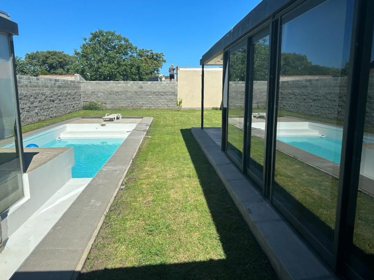 CASA DE 4 AMBIENTES MODERNA CON PILETA Y GARAGE DOBLE.
