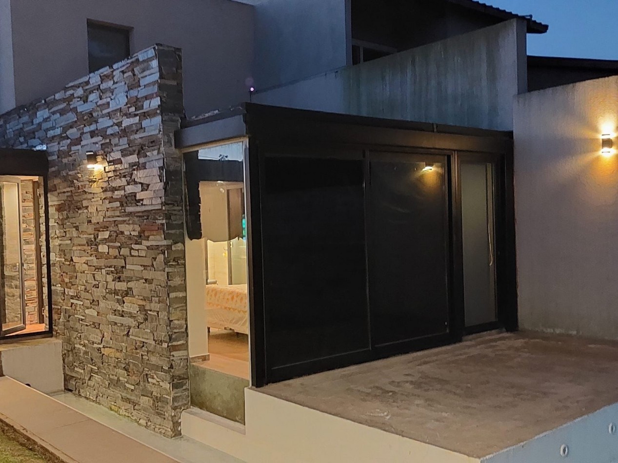 CASA DE 4 AMBIENTES MODERNA CON PILETA Y GARAGE DOBLE.