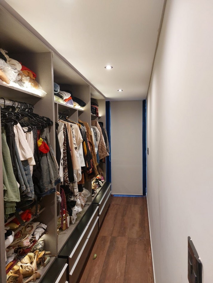 CASA DE 4 AMBIENTES MODERNA CON PILETA Y GARAGE DOBLE.