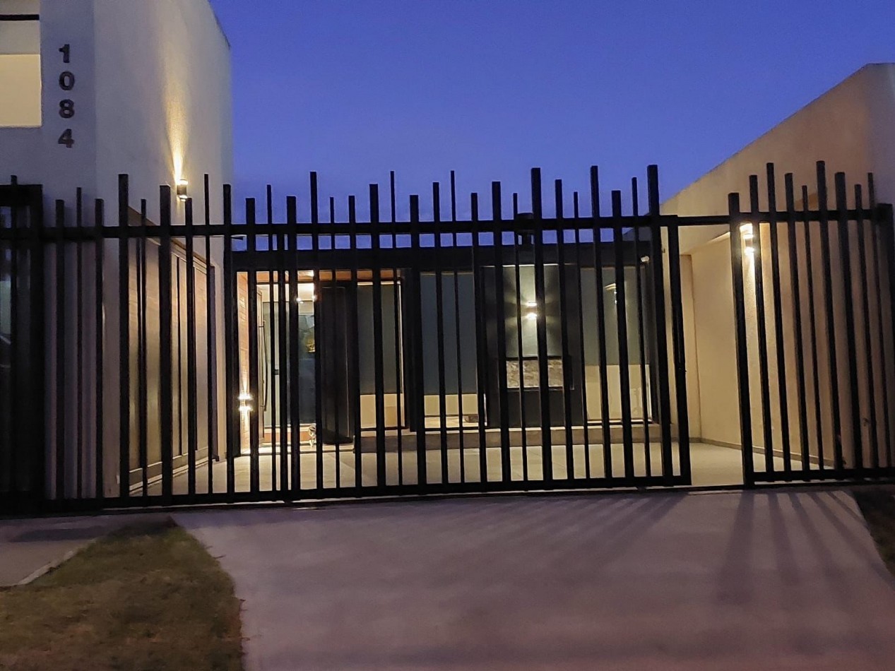 CASA DE 4 AMBIENTES MODERNA CON PILETA Y GARAGE DOBLE.