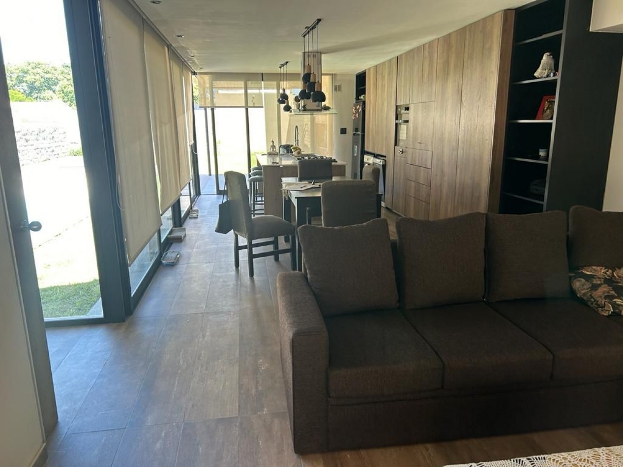 CASA DE 4 AMBIENTES MODERNA CON PILETA Y GARAGE DOBLE.