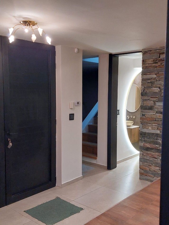 CASA DE 4 AMBIENTES MODERNA CON PILETA Y GARAGE DOBLE.