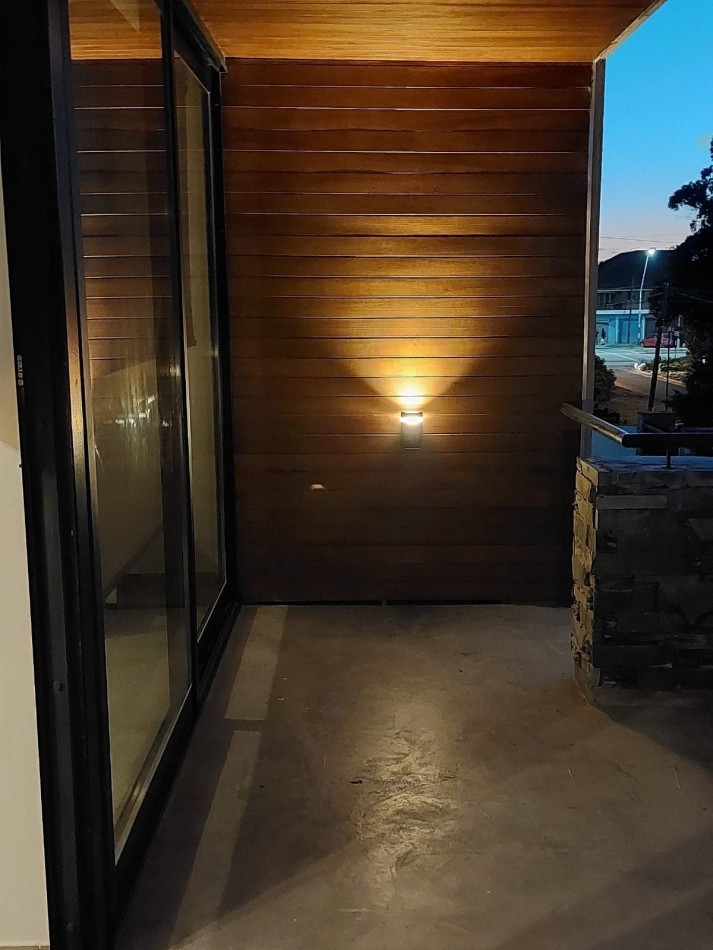 CASA DE 4 AMBIENTES MODERNA CON PILETA Y GARAGE DOBLE.