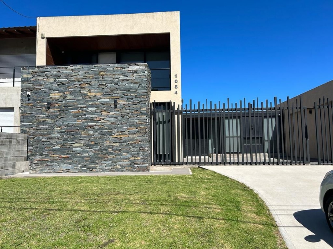 CASA DE 4 AMBIENTES MODERNA CON PILETA Y GARAGE DOBLE.