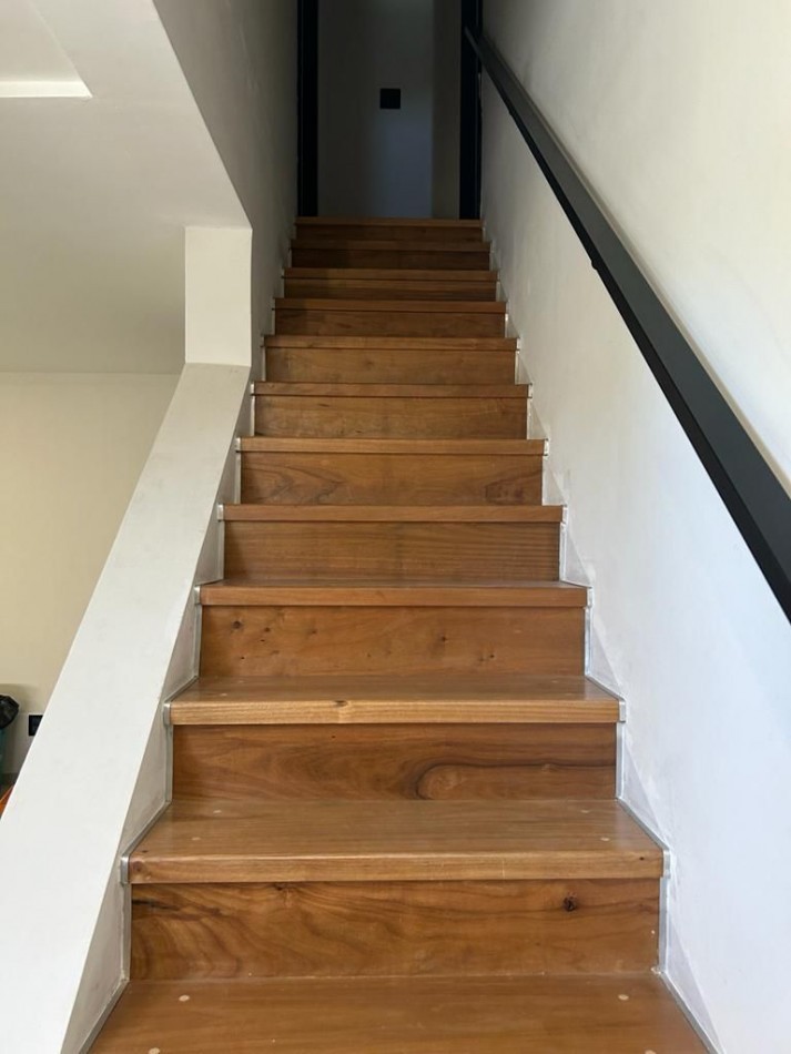 CASA DE 4 AMBIENTES MODERNA CON PILETA Y GARAGE DOBLE.