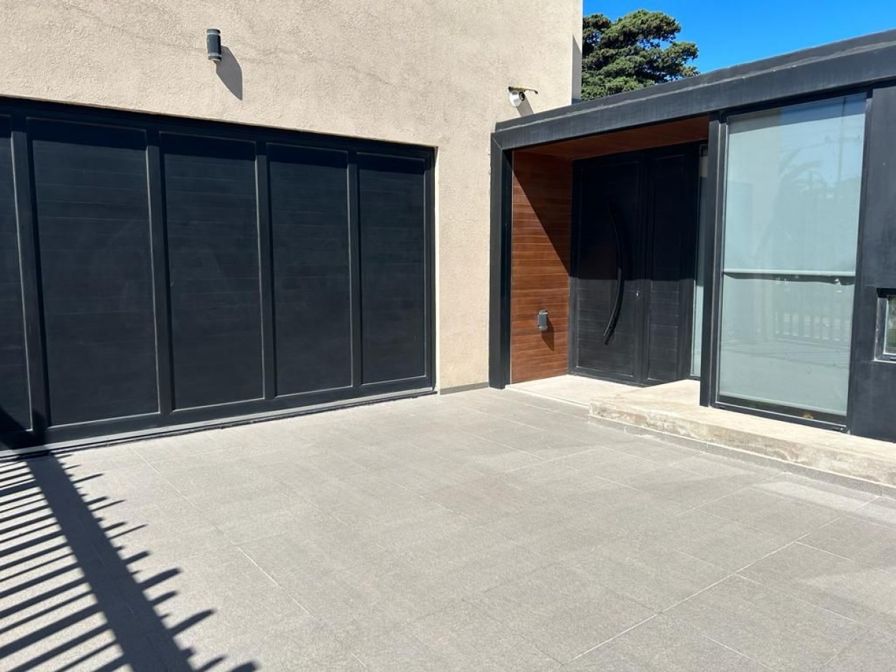 CASA DE 4 AMBIENTES MODERNA CON PILETA Y GARAGE DOBLE.