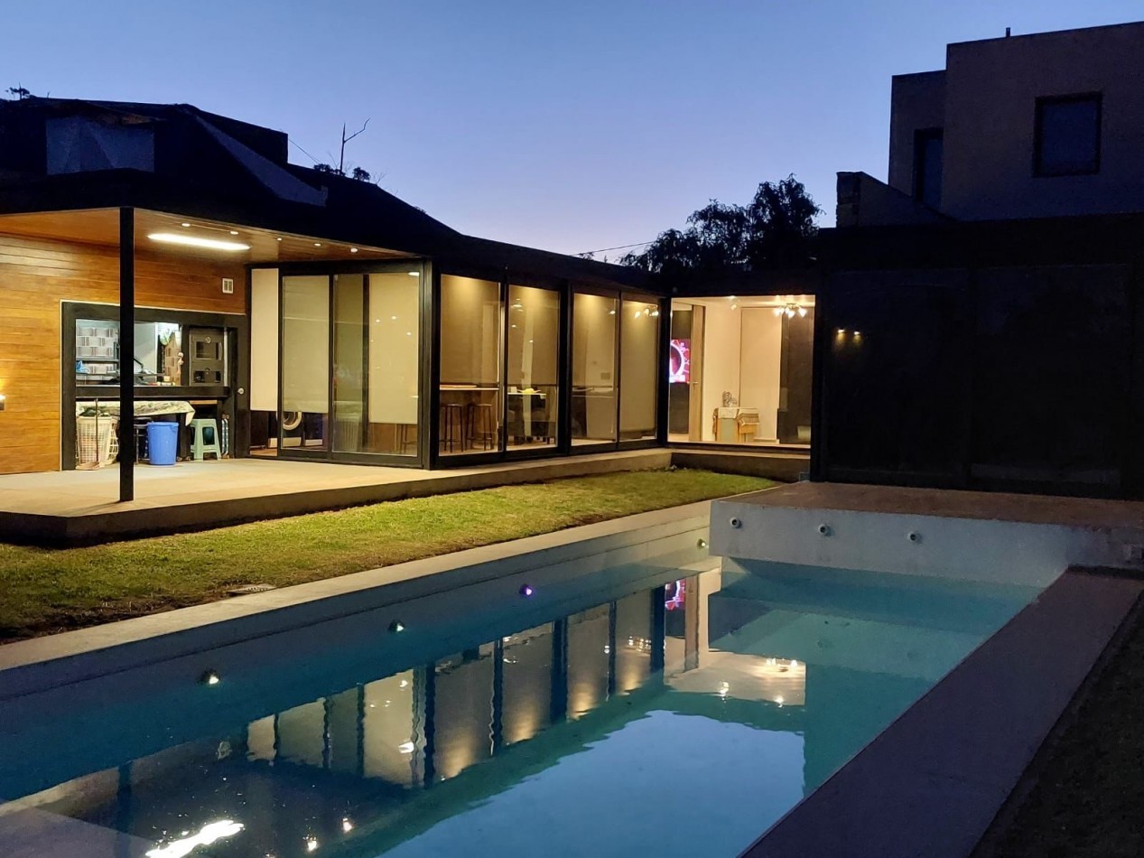 CASA DE 4 AMBIENTES MODERNA CON PILETA Y GARAGE DOBLE.