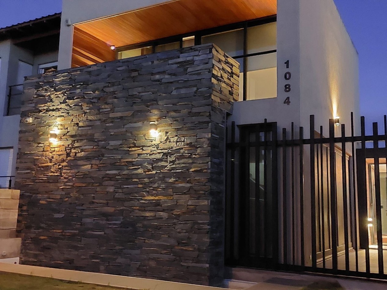 CASA DE 4 AMBIENTES MODERNA CON PILETA Y GARAGE DOBLE.