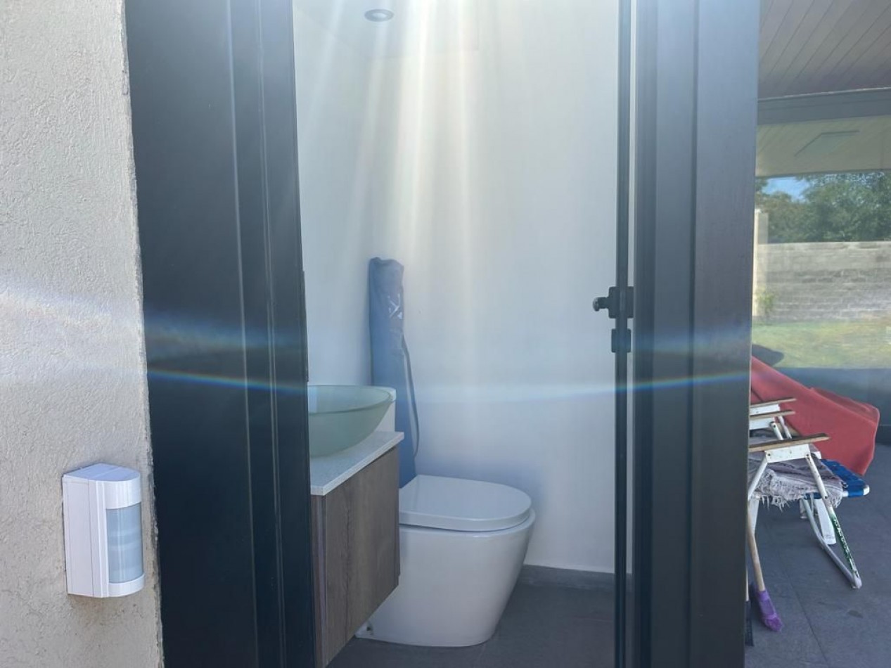 CASA DE 4 AMBIENTES MODERNA CON PILETA Y GARAGE DOBLE.