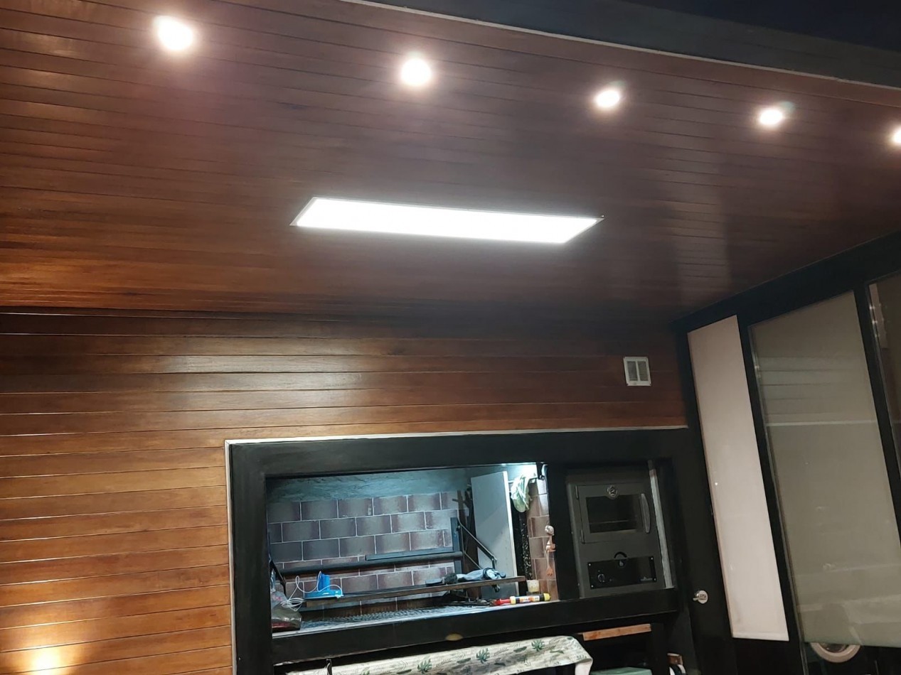 CASA DE 4 AMBIENTES MODERNA CON PILETA Y GARAGE DOBLE.