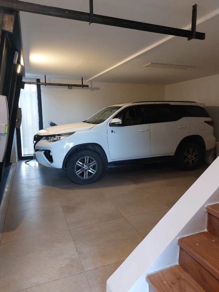 CASA DE 4 AMBIENTES MODERNA CON PILETA Y GARAGE DOBLE.