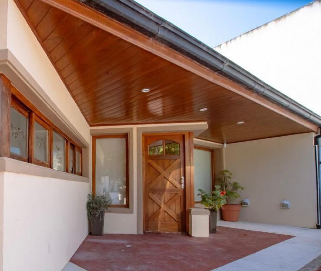 CASA 4 AMBIENTES CON  PILETA CLIMATIZADA.LOS PINARES