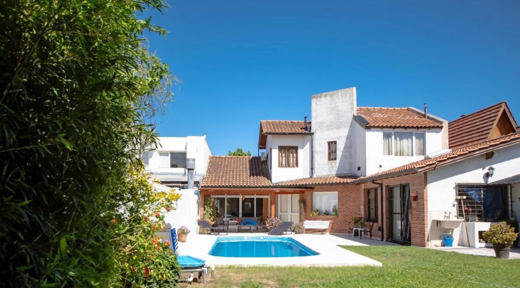 CASA 4 AMBIENTES CON  PILETA CLIMATIZADA.LOS PINARES