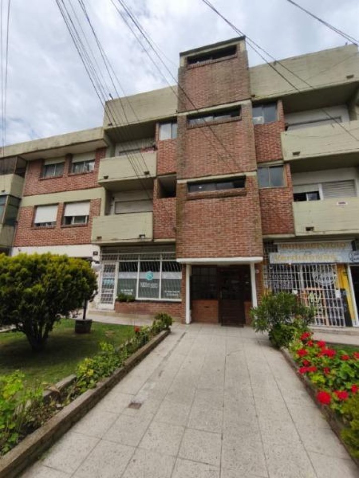 DEPARTAMENTO DOS AMBIENTES CON COCHERA .POR ESCALERA APTO CREDITO