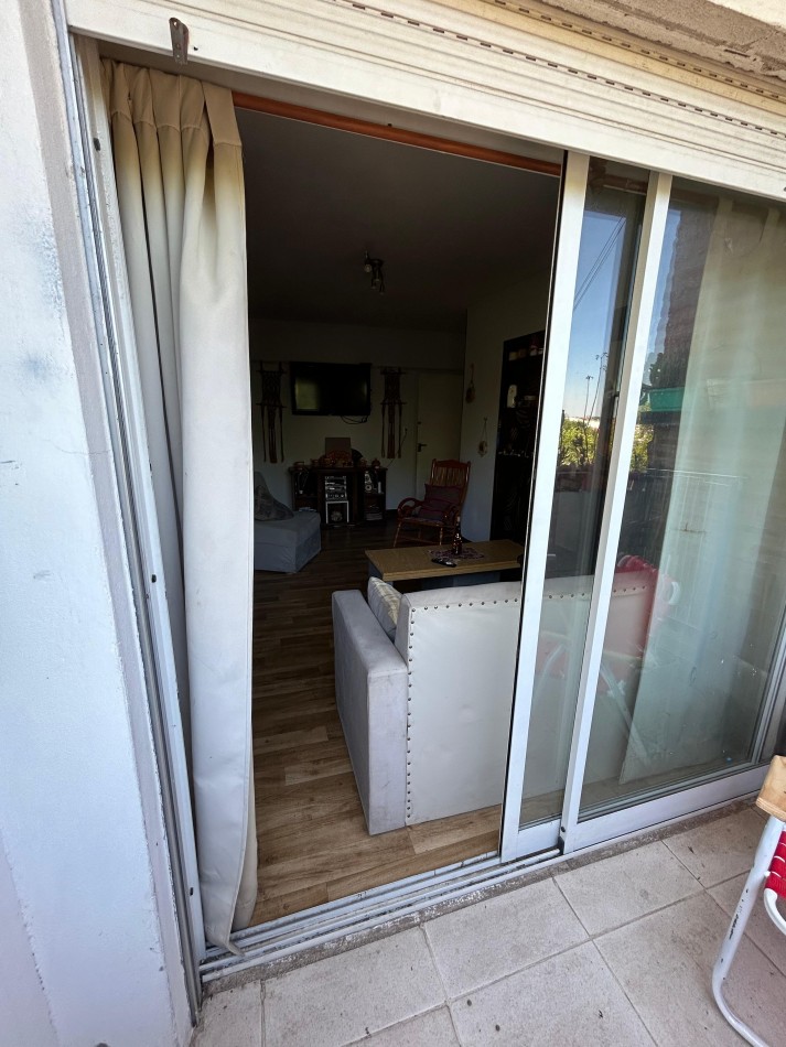 DEPARTAMENTO DOS AMBIENTES CON COCHERA .POR ESCALERA APTO CREDITO